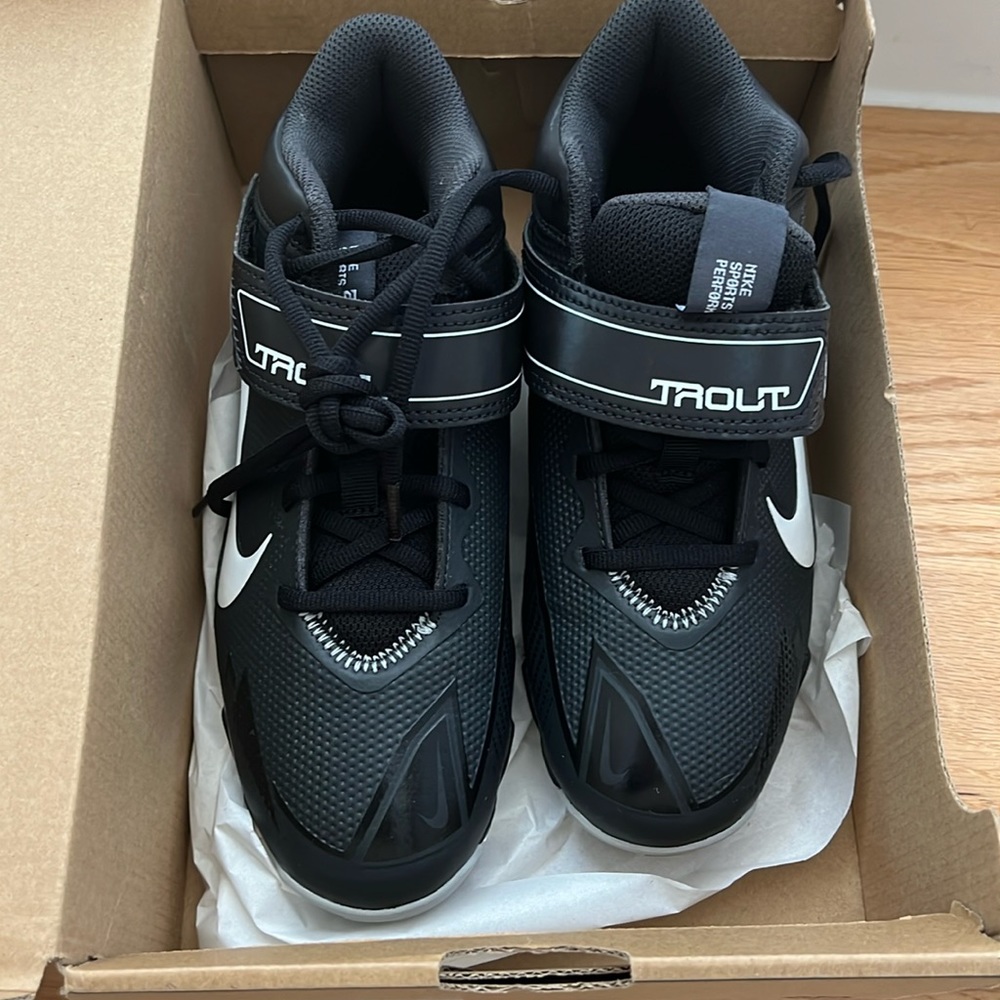 NWT 5Y Nike kids cleats!